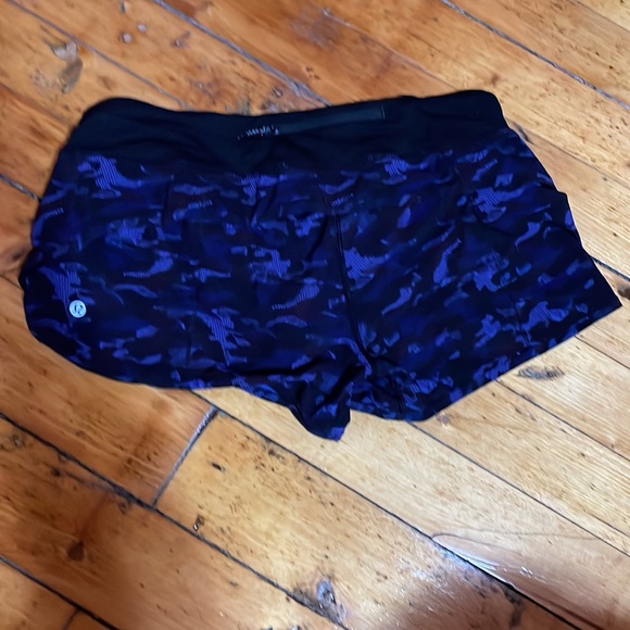Lululemon size 8 blue camouflage speed or run shorts excellent condition - Picture 2 of 4